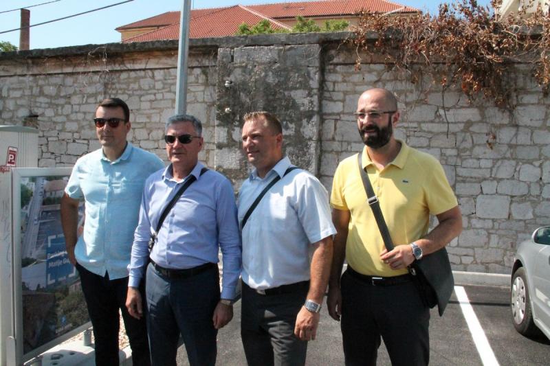 Gradonačelnik obišao novouređeno parkiralište u Ulici Matije Gupca