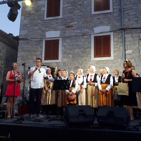 Održana tradicionalna regata u ženskom veslanju na otoku Krapnju Održana tradicionalna regata u ženskom veslanju na otoku Krapnju