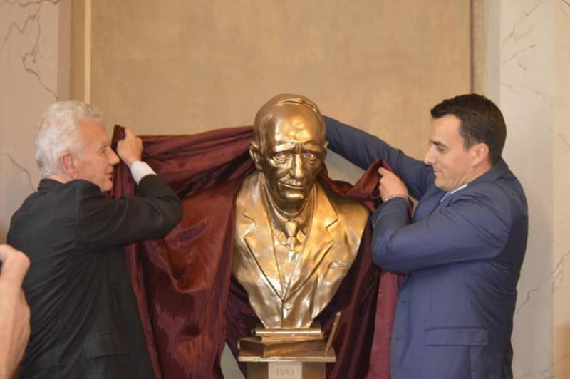 Otkrivena bista Ive Brešana u šibenskom kazalištu Otkrivena bista Ive Brešana u šibenskom kazalištu