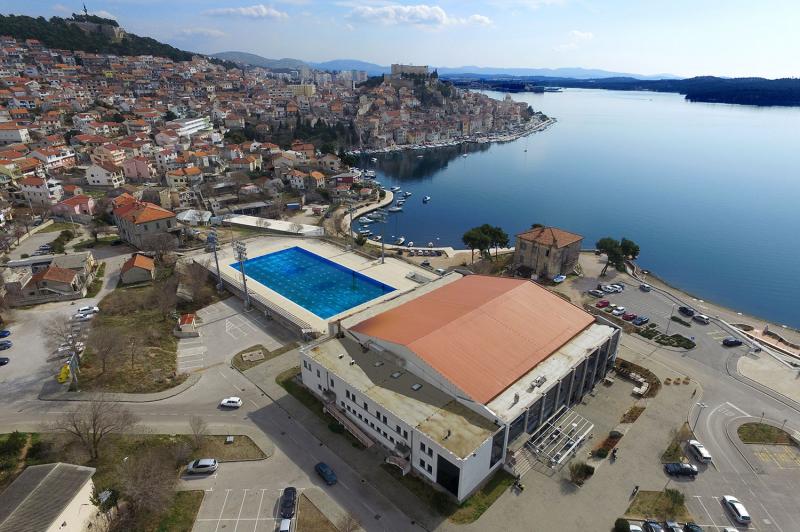 Gradu Šibeniku odobrena sredstva za nabavu lifta za invalide na bazenu u Crnici