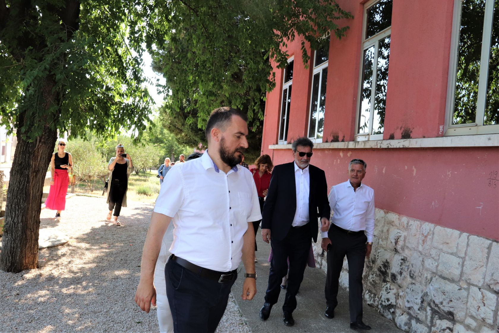 Ministar Radovan Fuchs obišao OŠ Vrpolje oštećenu u nedavnom potresu Ministar Radovan Fuchs obišao OŠ Vrpolje oštećenu u nedavnom potresu