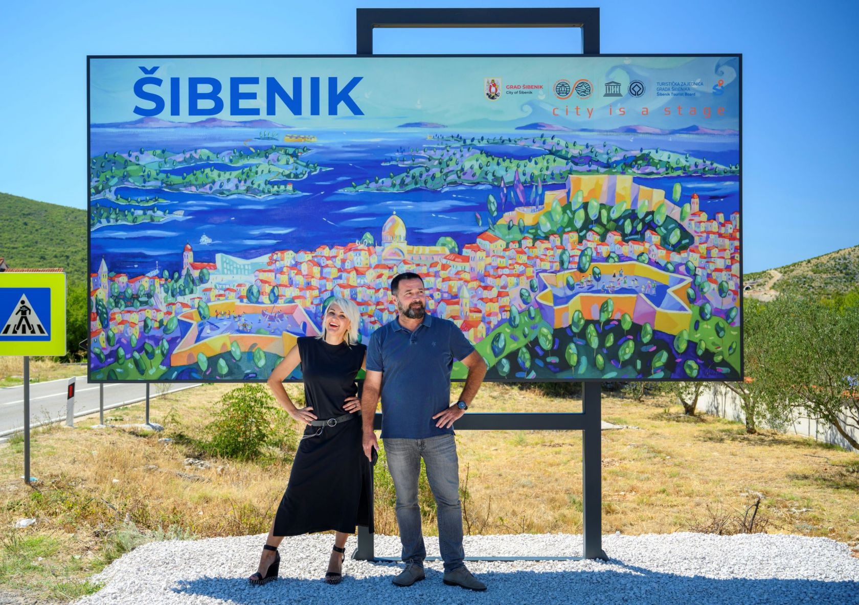 Postavljena tabla dobrodošlice u Lozovcu diplomirane slikarice Lane Martinović Čala 