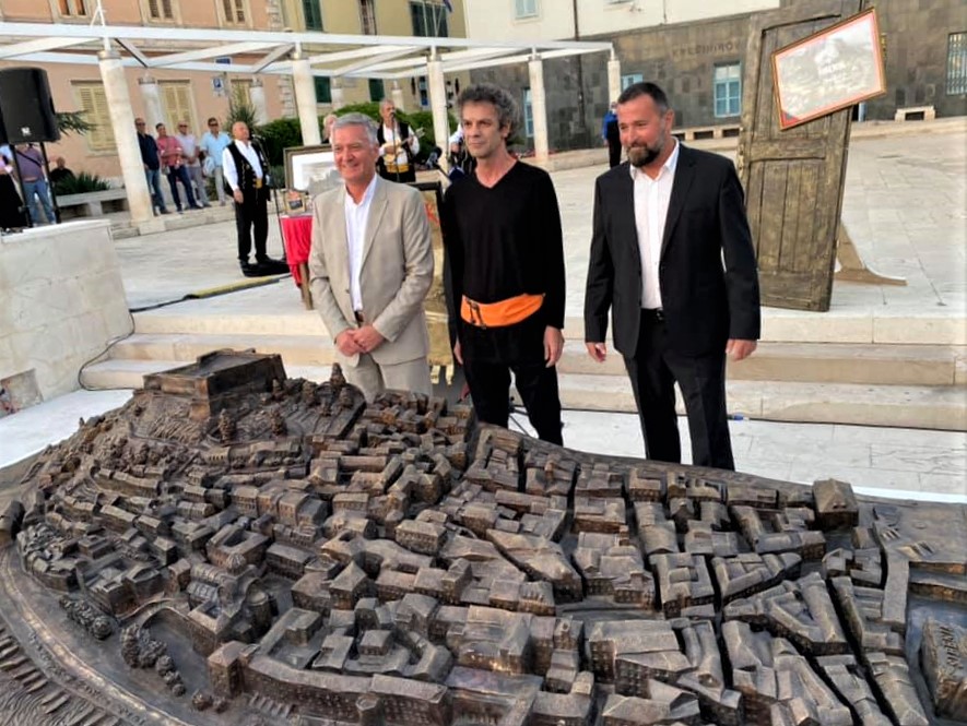 Otkrivena skulptura Zvonimira Vile "Šibenik stina" Otkrivena skulptura Zvonimira Vile "Šibenik stina"