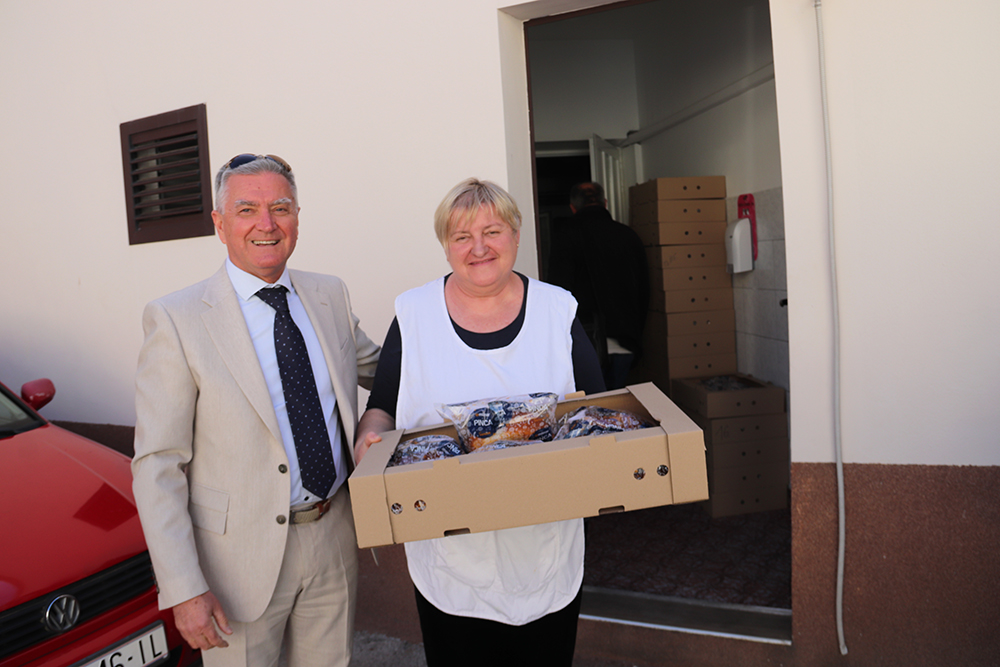 Gradonačelnik Burić obišao Caritasovu Pučku kuhinju i Prihvatilište za beskućnike te svim korisnicima donirao uskršnje pogače