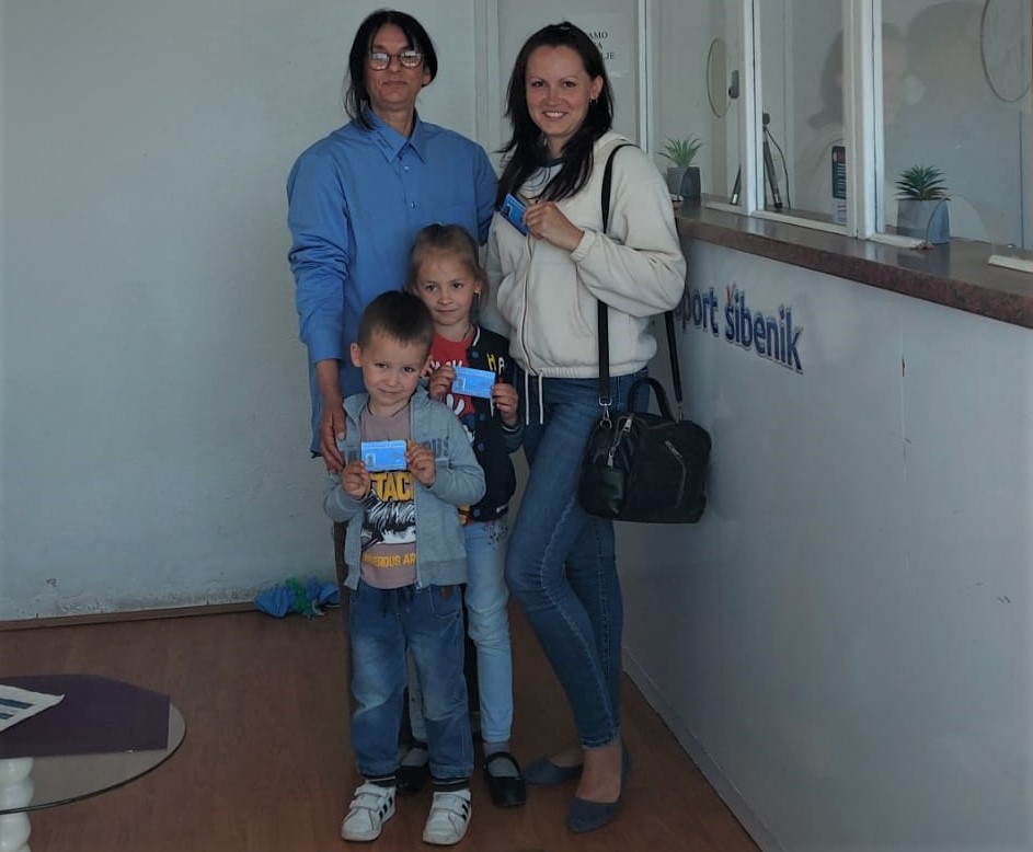 Grad Šibenik omogućio mjesečne pokaze Nataliji, Zlati i Matviyu, Ukrajincima sa smještajem u Dubravi Grad Šibenik omogućio mjesečne pokaze Nataliji, Zlati i Matviyu, Ukrajincima sa smještajem u Dubravi