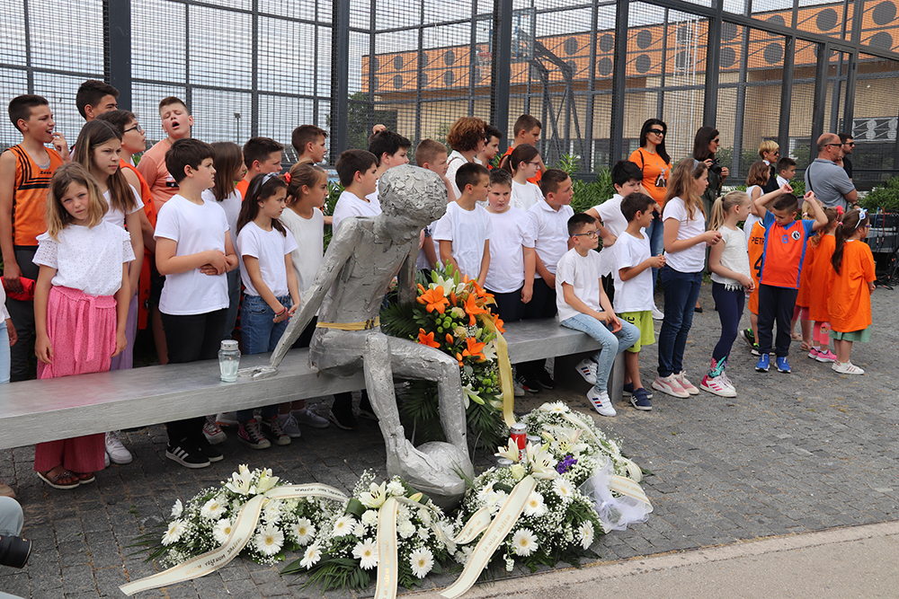 Prigodni program kod Draženovog spomenika na Baldekinu u povodu 29. godišnjice stradanja košarkaške legende