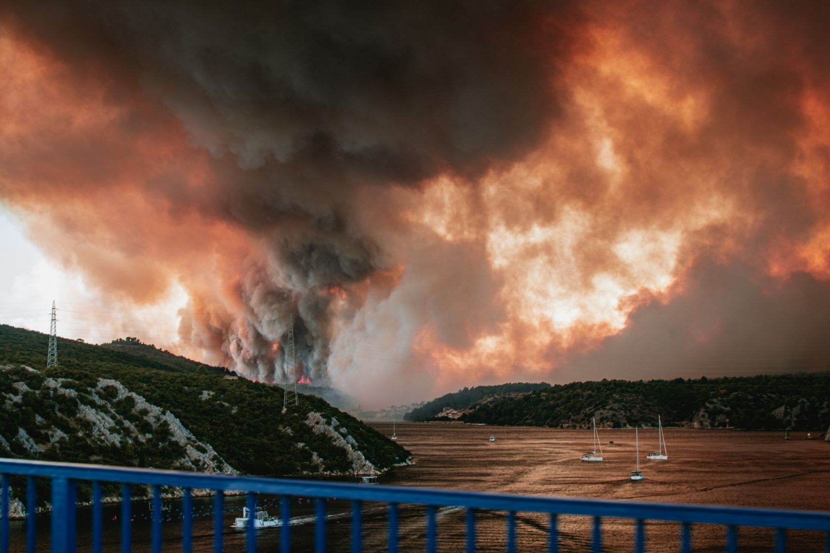 Vatrogasci i vojska brane Zaton i Raslinu od vatrene stihije