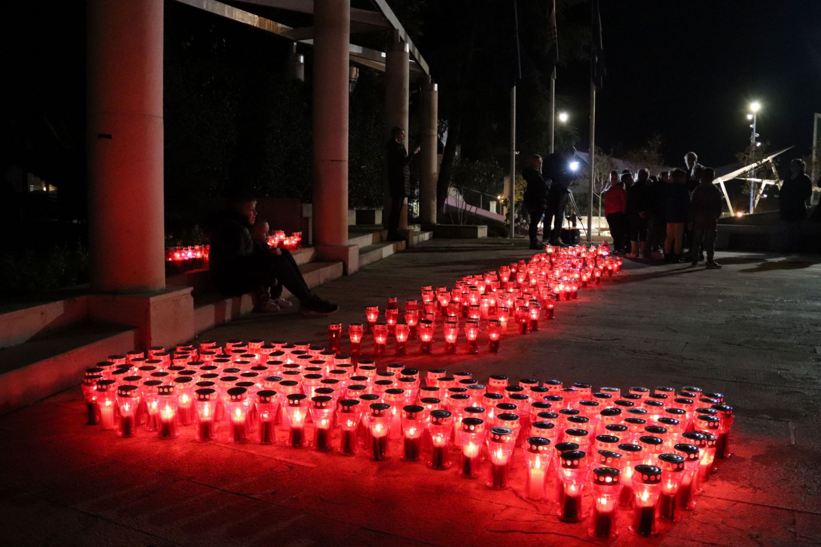 U Šibeniku zapaljene svijeće u spomen na žrtve Domovinskog rata te žrtvu Vukovara i Škabrnje