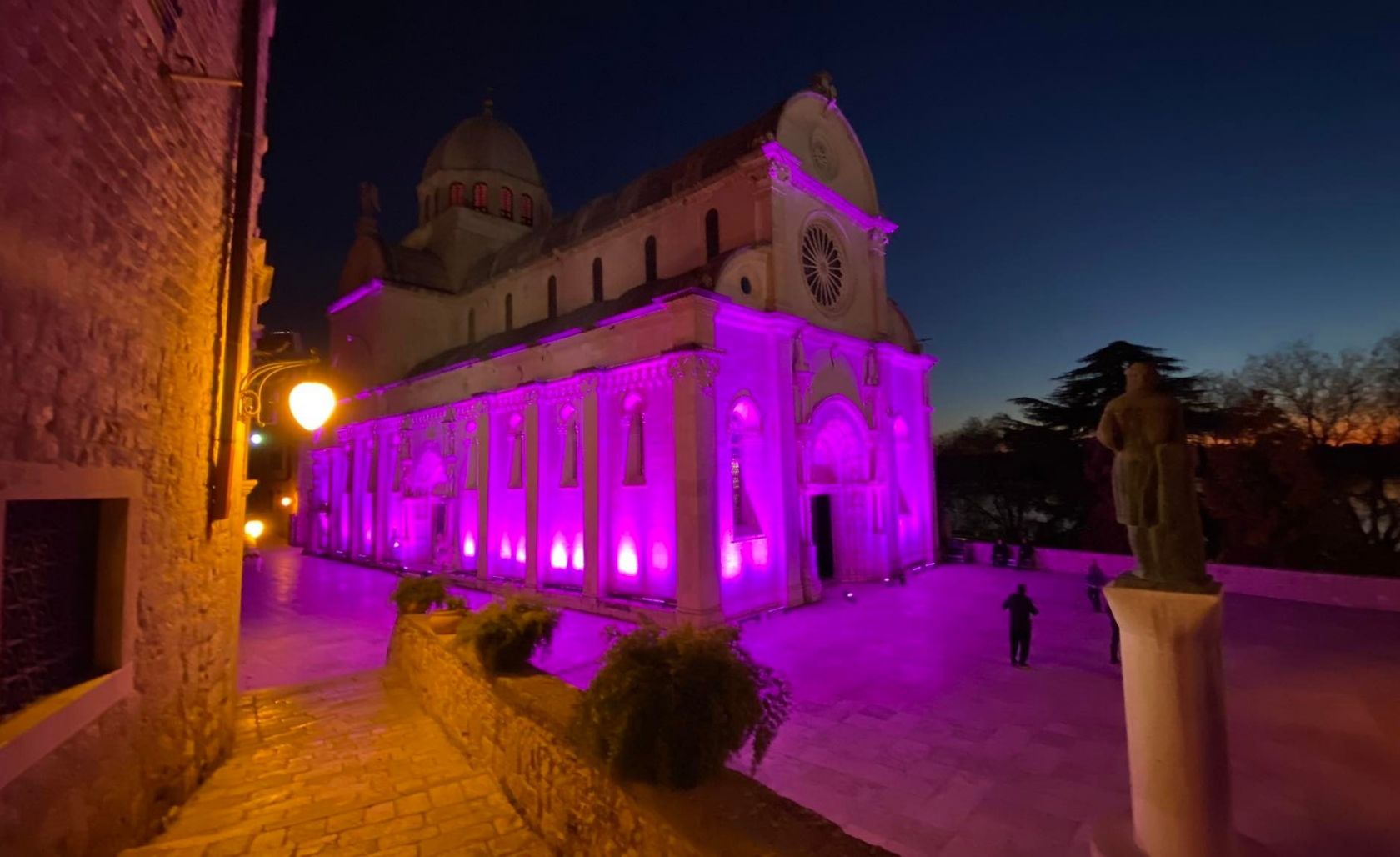 U povodu Međunarodnog dana epilepsije katedrala i kazalište osvijetljeni ljubičastom bojom 