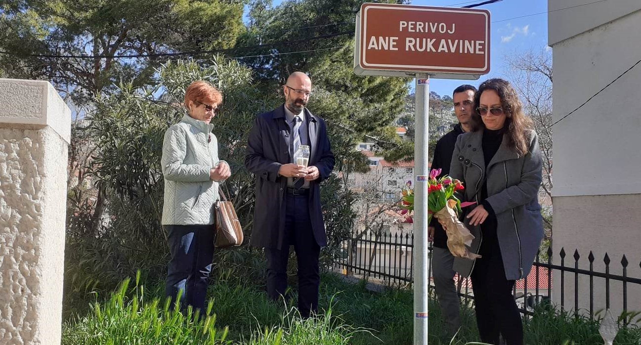 Ana Rukavina danas bi imala 46 godina: U šibenskom perivoju njezina imena položeno cvijeće i zapaljena svijeća