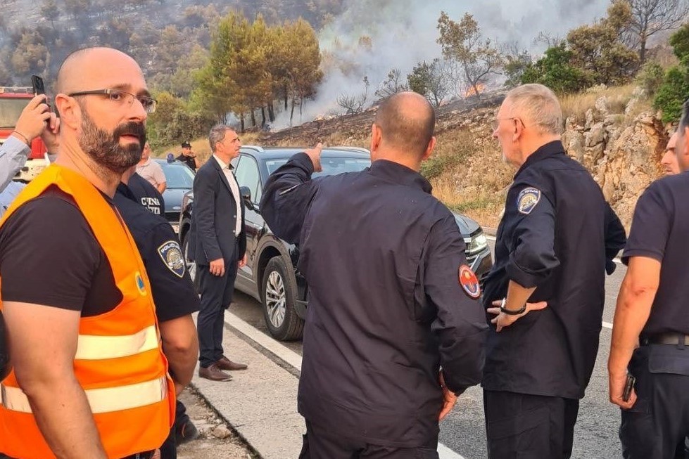 Ministar Božinović obišao požarište u Grebaštici