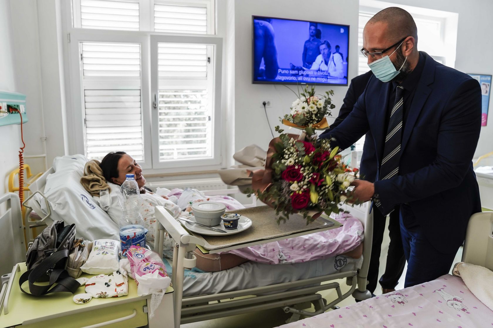 Dogradonačelnik Danijel Mileta posjetio šibensko rodilište i darivao prvorođenu bebu u 2024. godini – dječaka Andreja