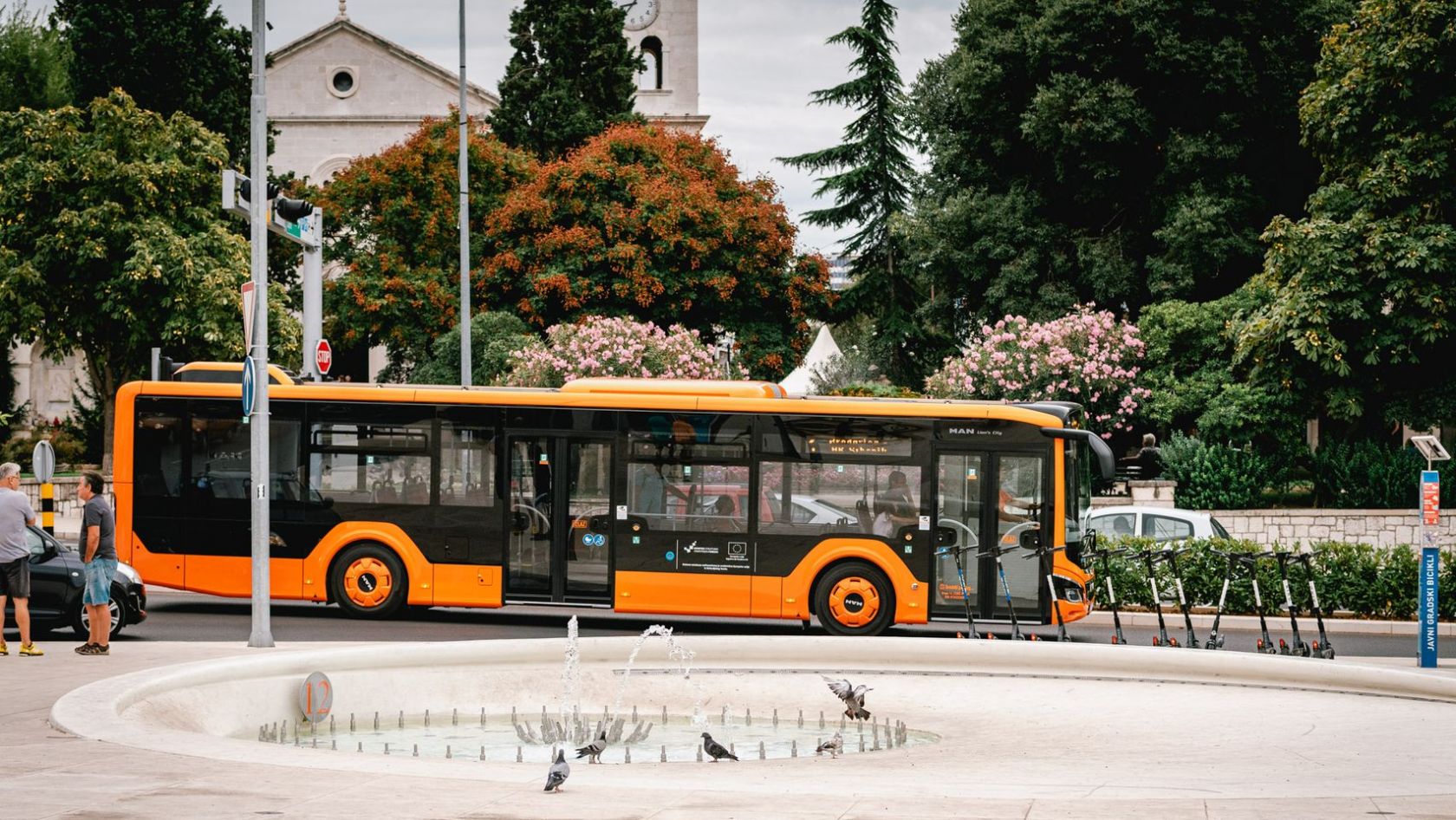 Info totemi javnog gradskog prijevoza prikazuju kretanje i dolazak autobusa u stvarnom vremenu