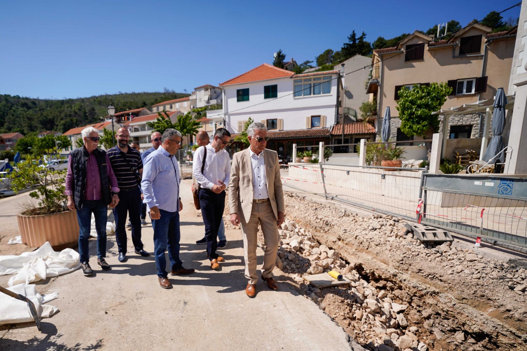 Gradonačelnik Burić obišao radove na uređaju za pročišćavanje otpadnih voda u Zatonu: "Za godinu dana zatonska vala bit će čista“ Gradonačelnik Burić obišao radove na uređaju za pročišćavanje otpadnih voda u Zatonu: "Za godinu dana zatonska vala bit će čista“