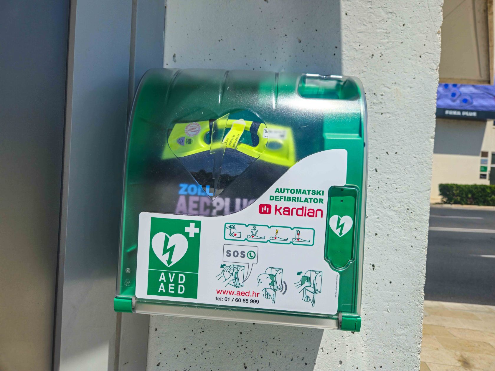 Na gradskim frekventnim lokacijama postavljeni defibrilatori 