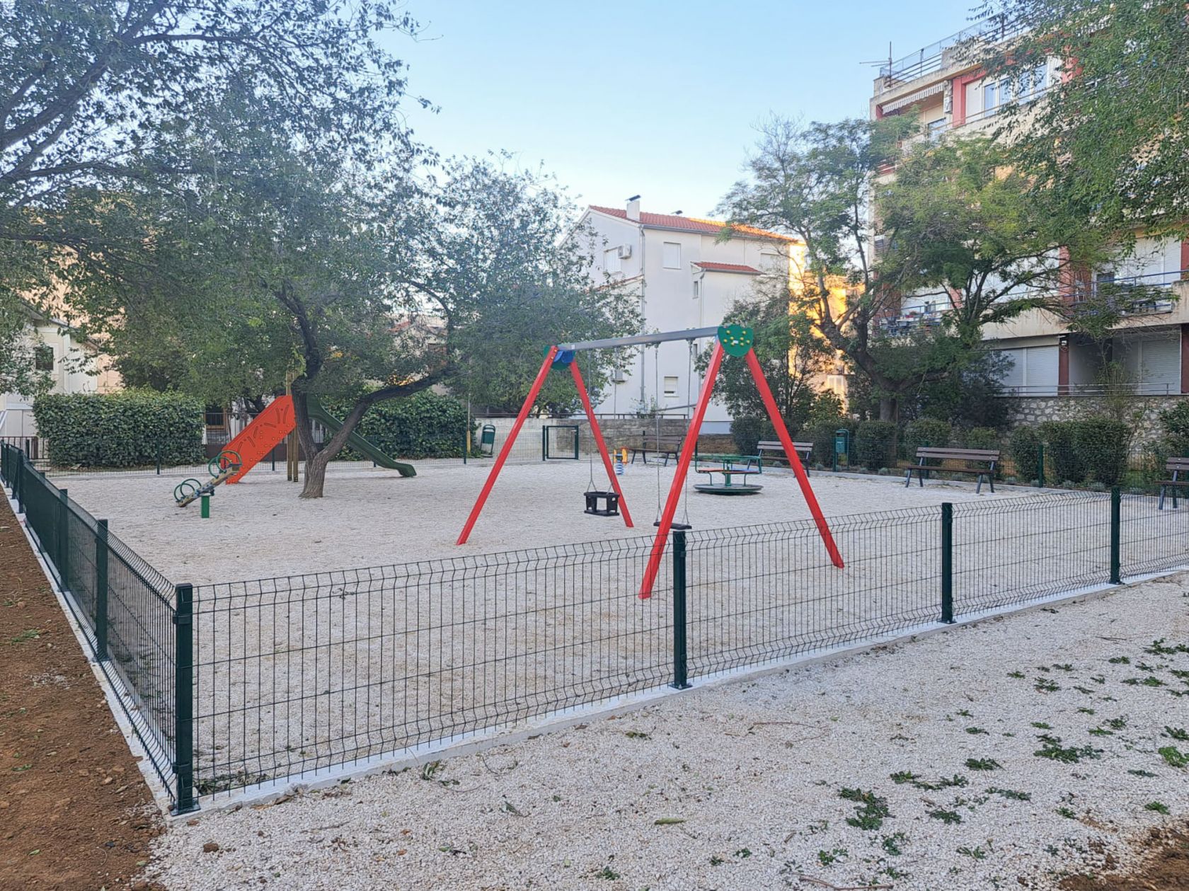 Dječje igralište u Ulici Petra Preradovića obnovljeno zajedničkom inicijativom učenika i umirovljenika