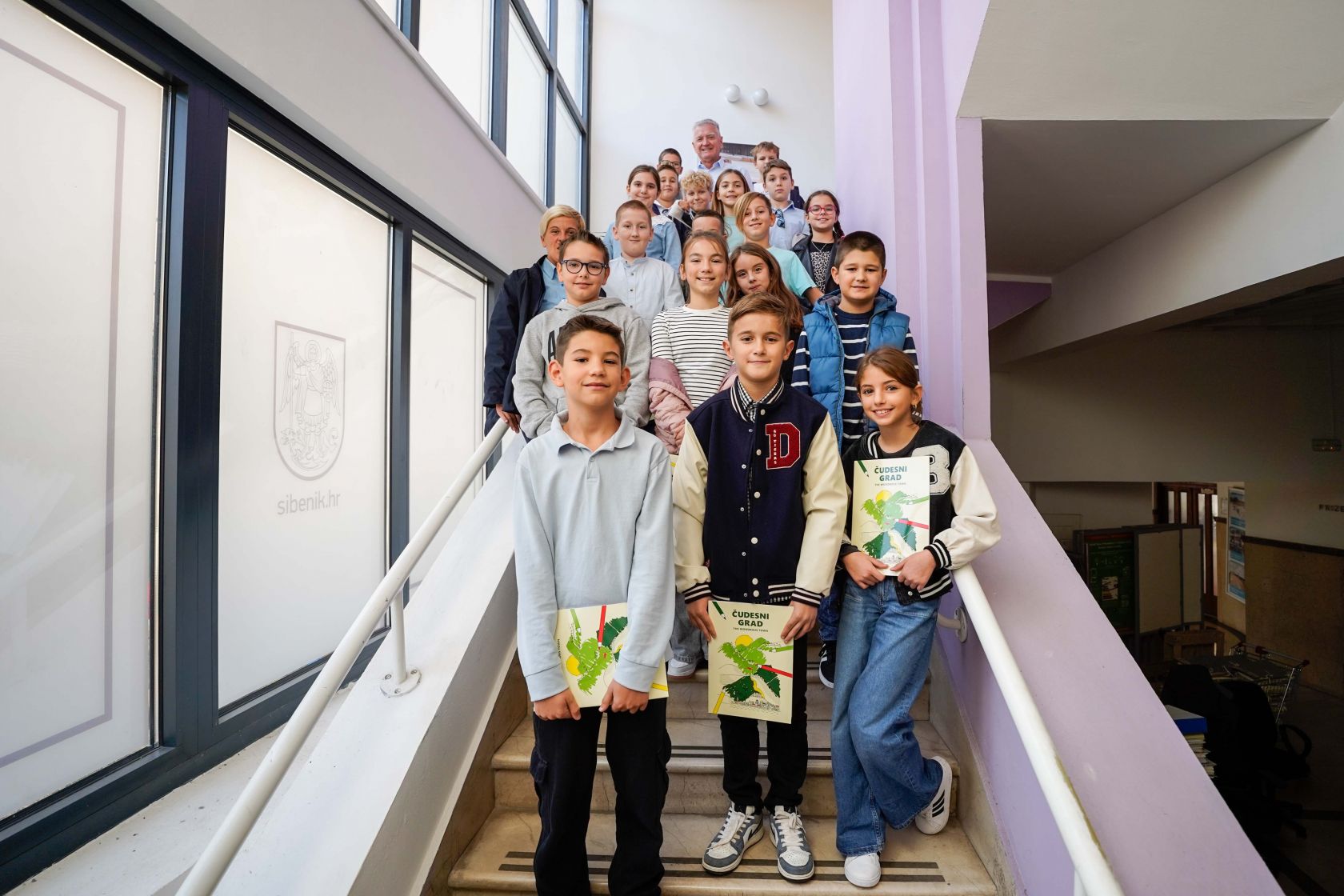 Četvrtaši učiteljice Ivane Guberina posjetili gradonačelnika Željka Burića Četvrtaši učiteljice Ivane Guberina posjetili gradonačelnika Željka Burića