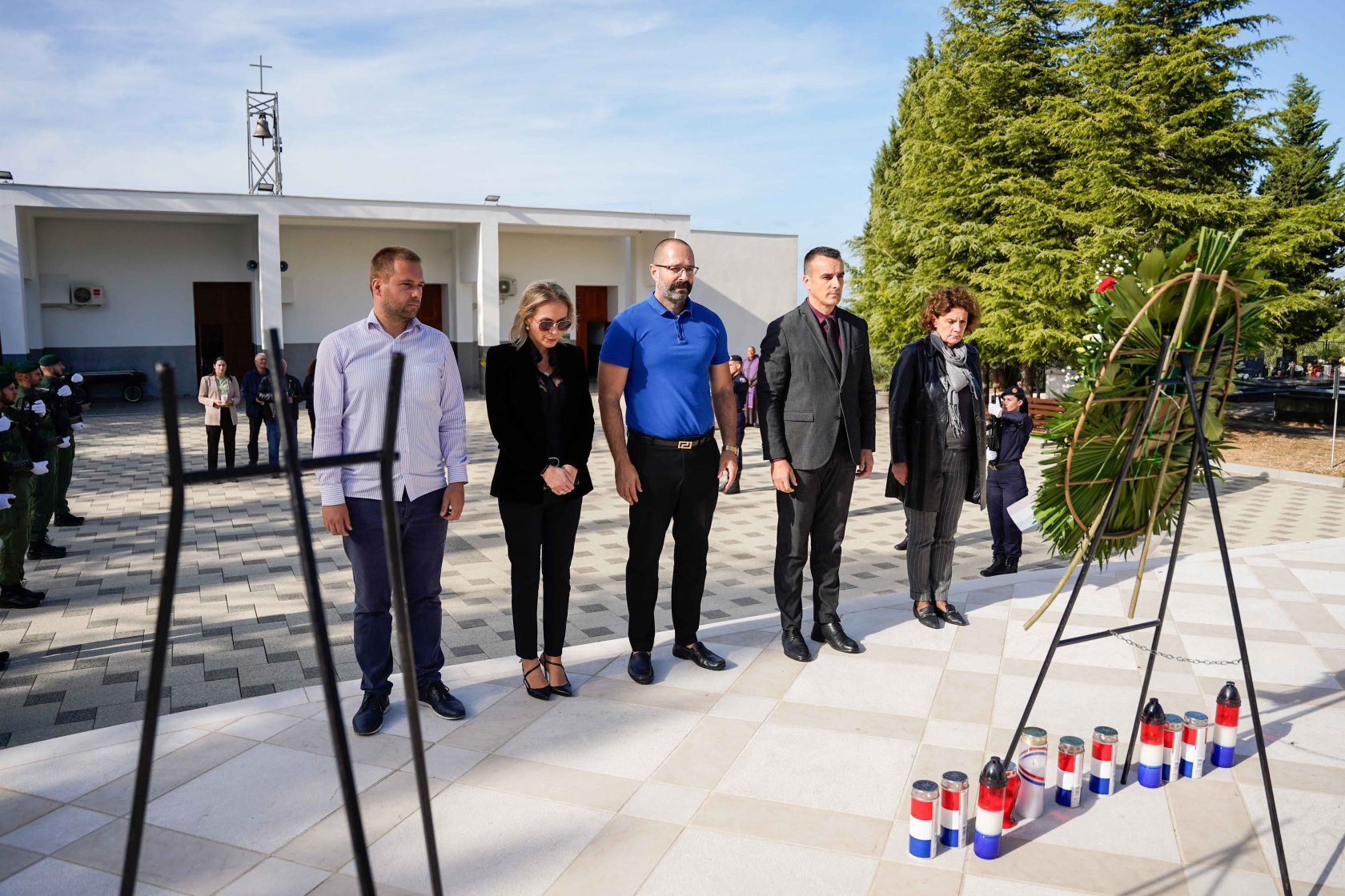 U povodu blagdana Svih svetih položeni vijenci i zapaljene svijeće  U povodu blagdana Svih svetih položeni vijenci i zapaljene svijeće