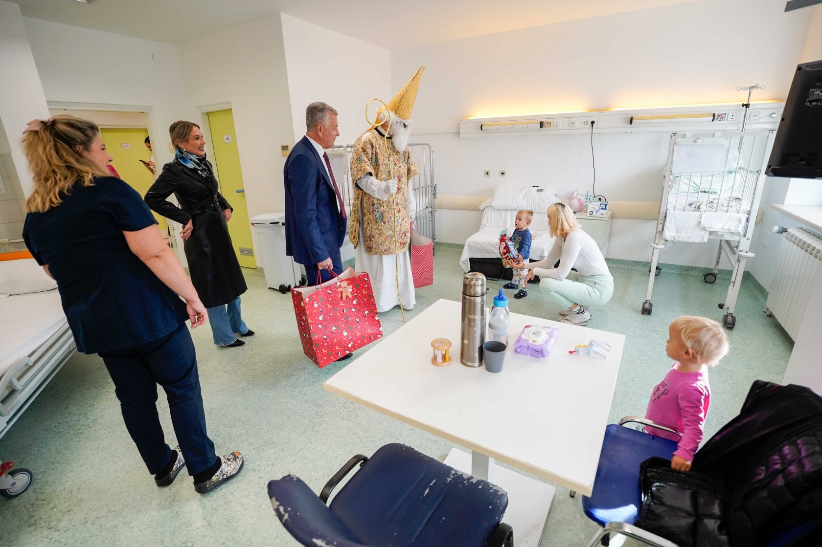 Gradonačelnik u pratnji sv. Nikole razveselio mališane na šibenskoj pedijatriji