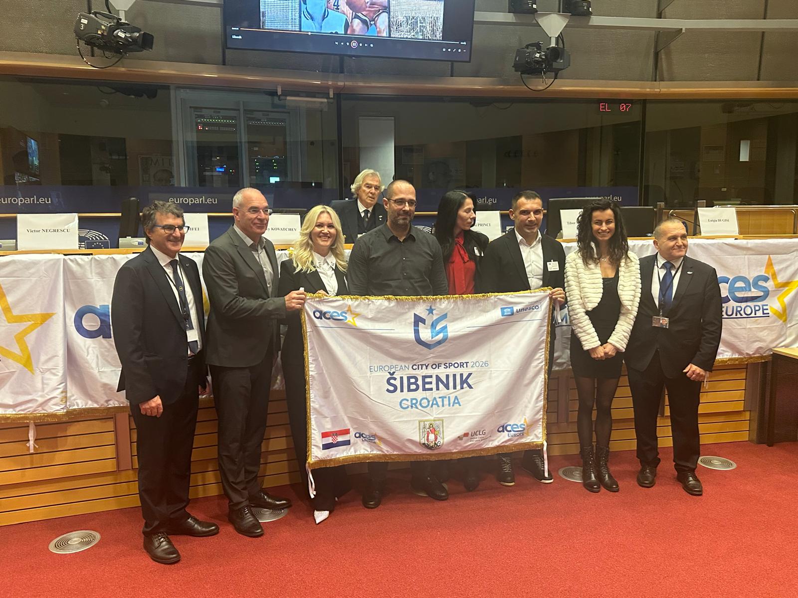 Grad Šibenik u Bruxellesu službeno dobio nagradu Europski grad sporta za 2026. godinu