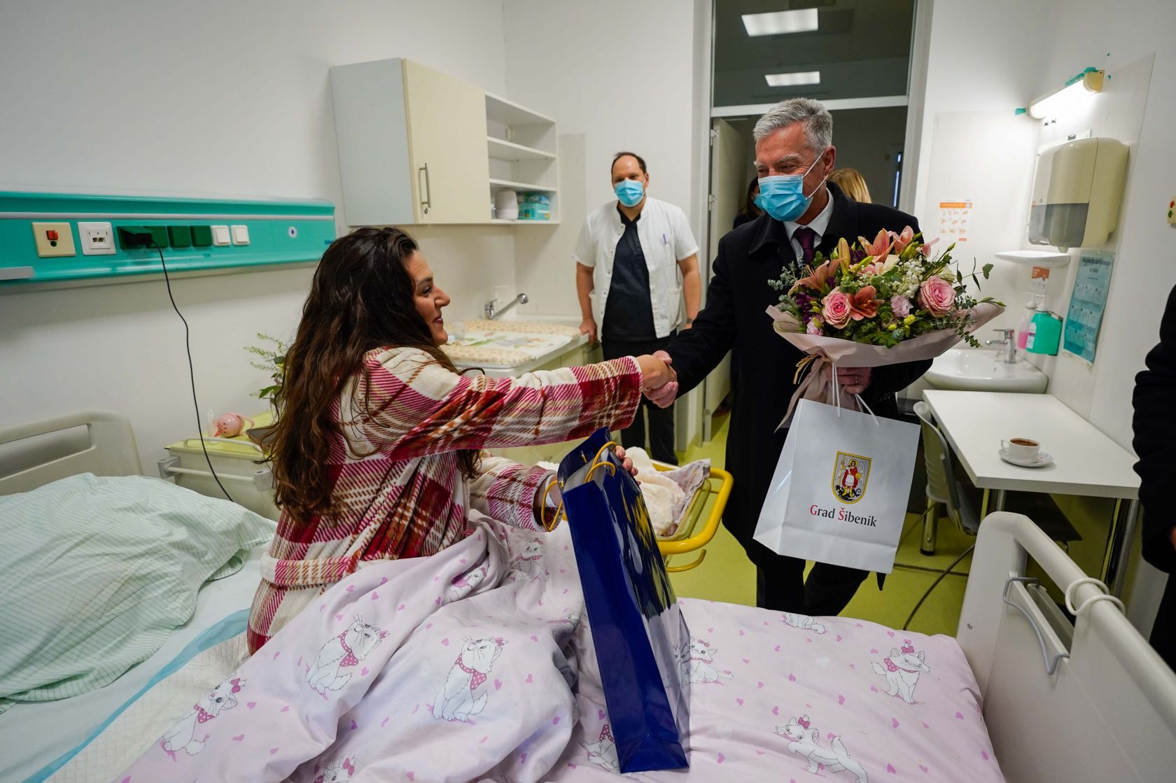 Djevojčica Maris prva je novorođena beba u Šibeniku – danas ju je posjetio gradonačelnik Burić