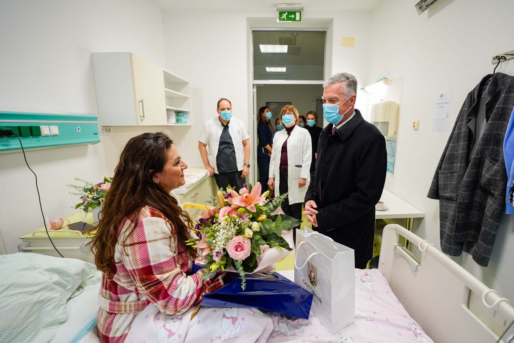 Djevojčica Maris prva je novorođena beba u Šibeniku – danas ju je posjetio gradonačelnik Burić