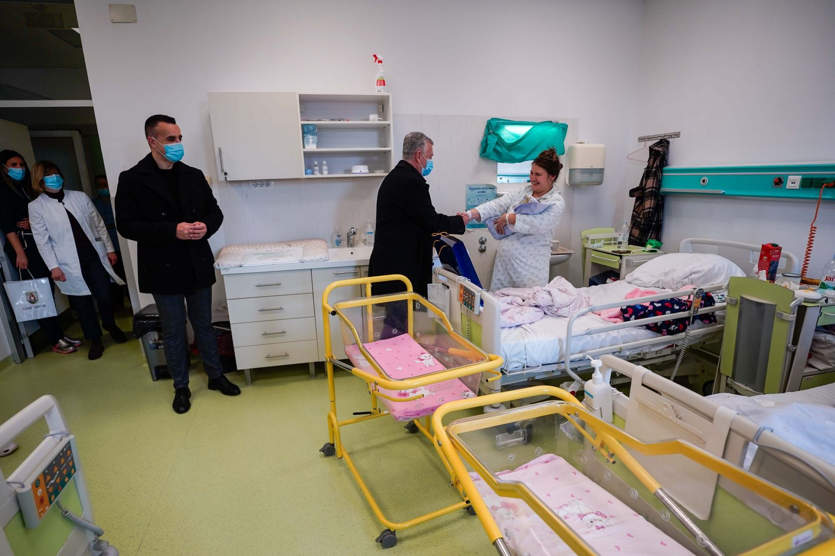 Djevojčica Maris prva je novorođena beba u Šibeniku – danas ju je posjetio gradonačelnik Burić