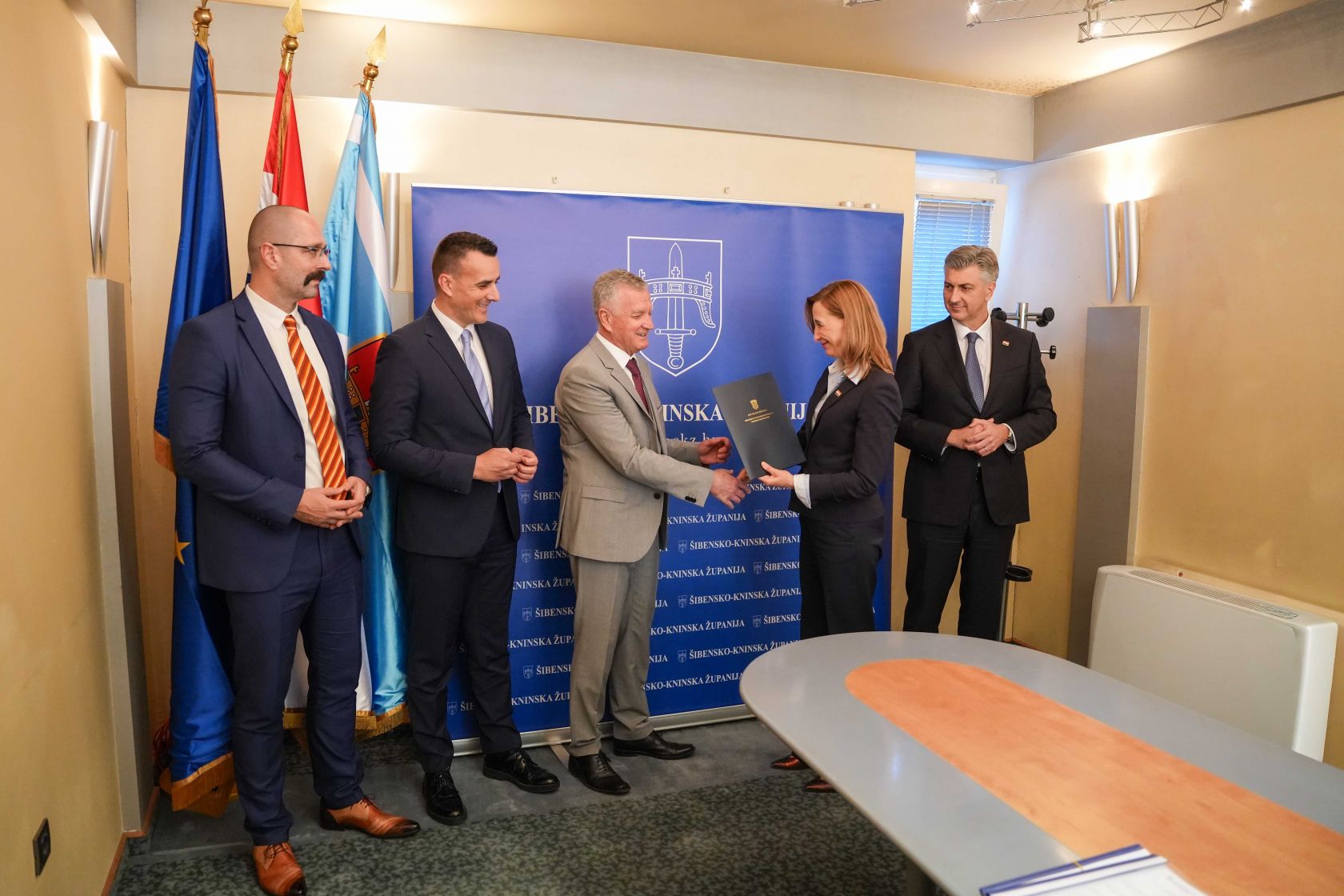 Predsjednik Vlade Andrej Plenković u Šibeniku: Gradonačelniku Buriću uručen ugovor za projekt Vatrogasnog doma