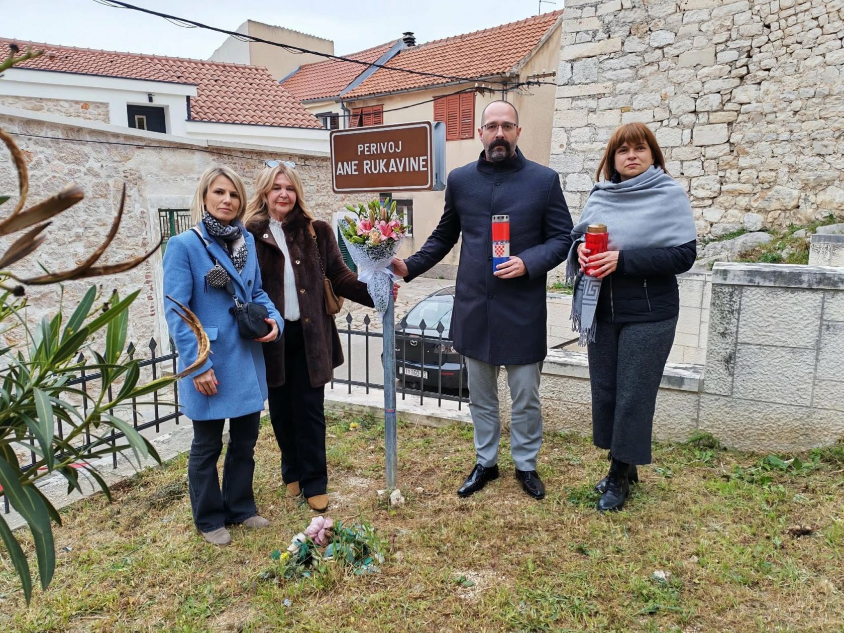 Cvijećem i svijećama odana počast Ani Rukavini