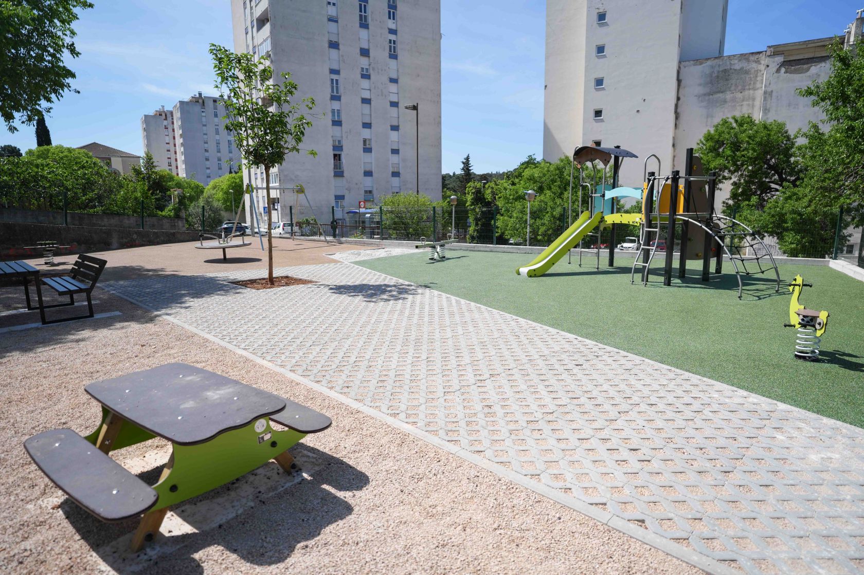 Suvremena dječja igrališta uređena u Njivicama, Šubićevcu i Brnjici